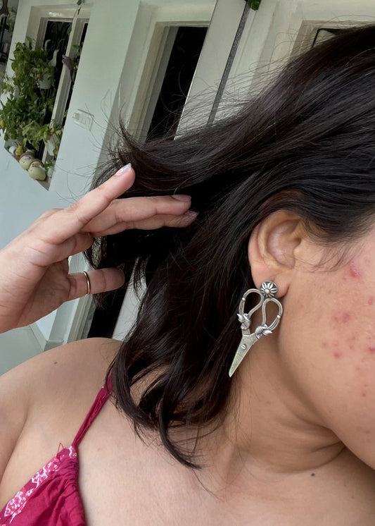 silver oxidized designer scissor shape earrings kenchi jaisi zubaan